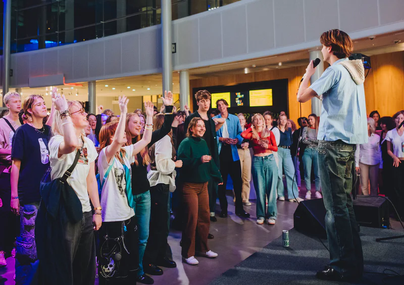 Een optreden tijdens Vincent op vrijdag in het Atrium van het Van Gogh Museum. foto: Jelle Draper